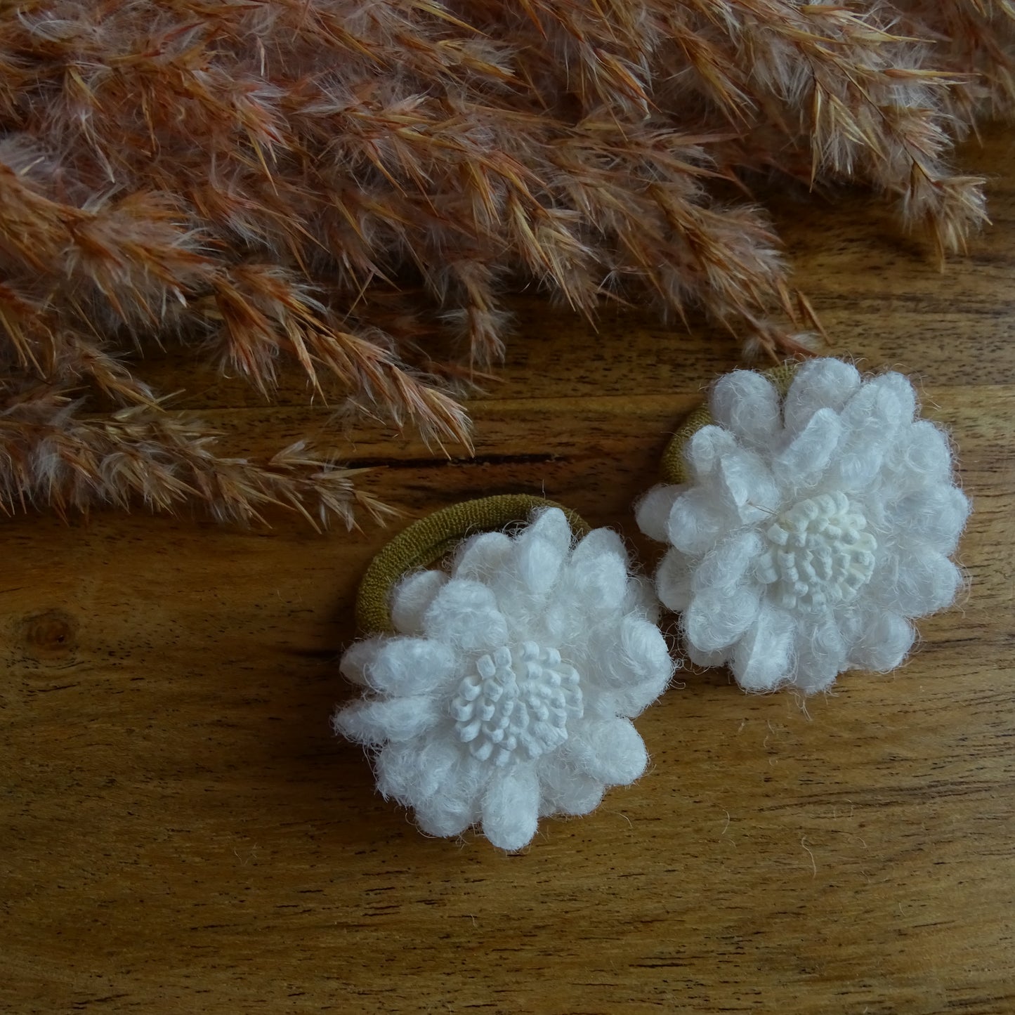 Elastiek | witte wollen bloem