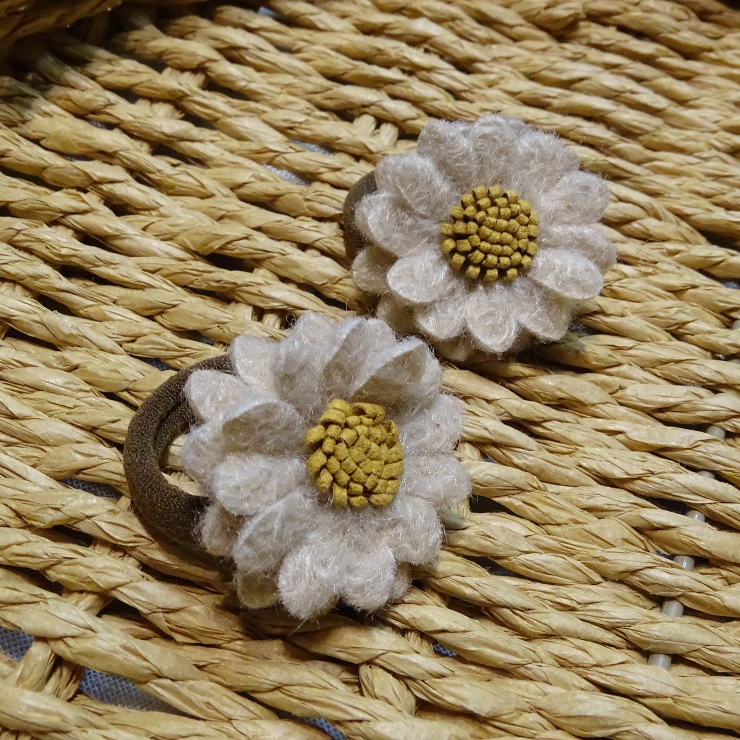 Elastiek | beige wollen bloem