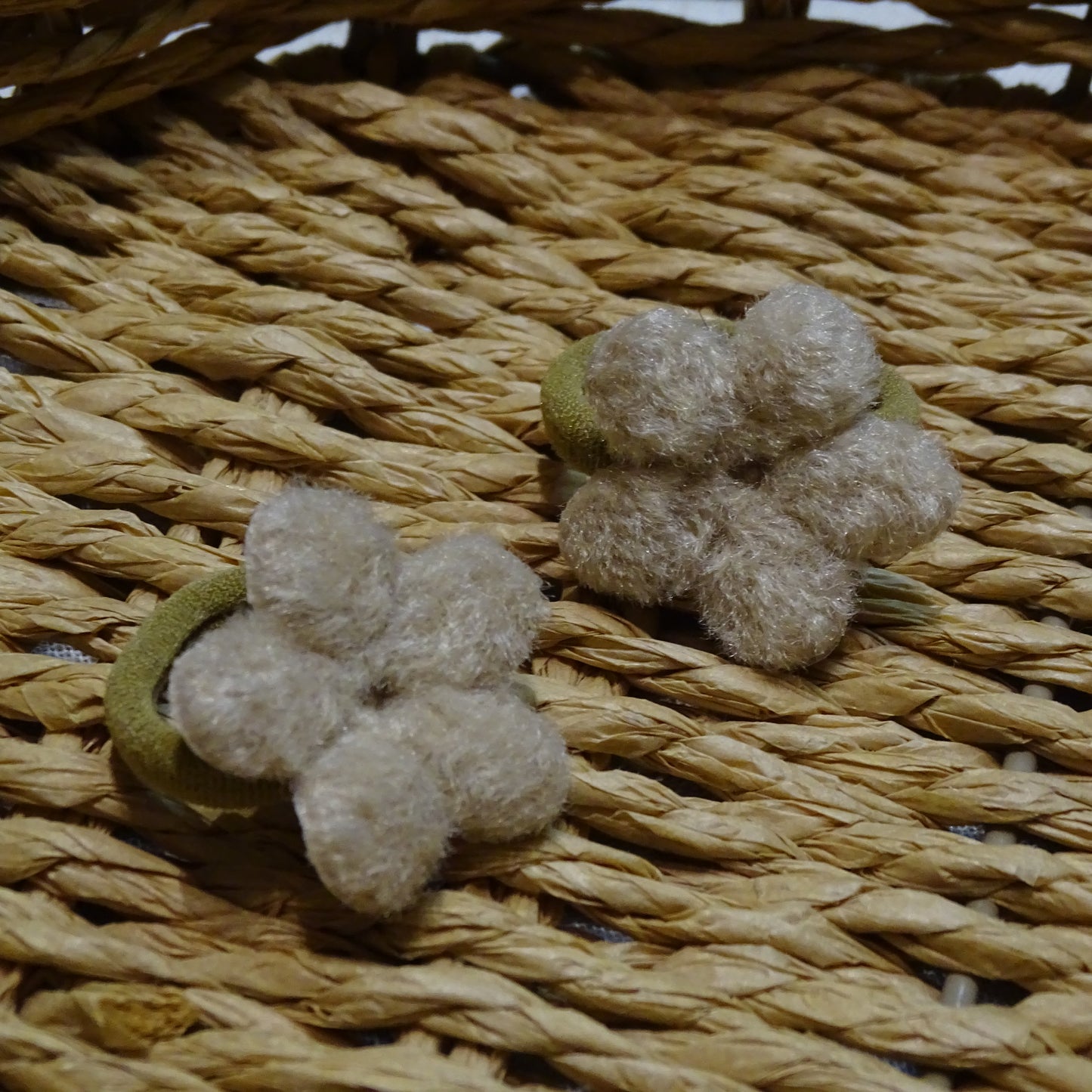 Elastiek | wollen bloem beige