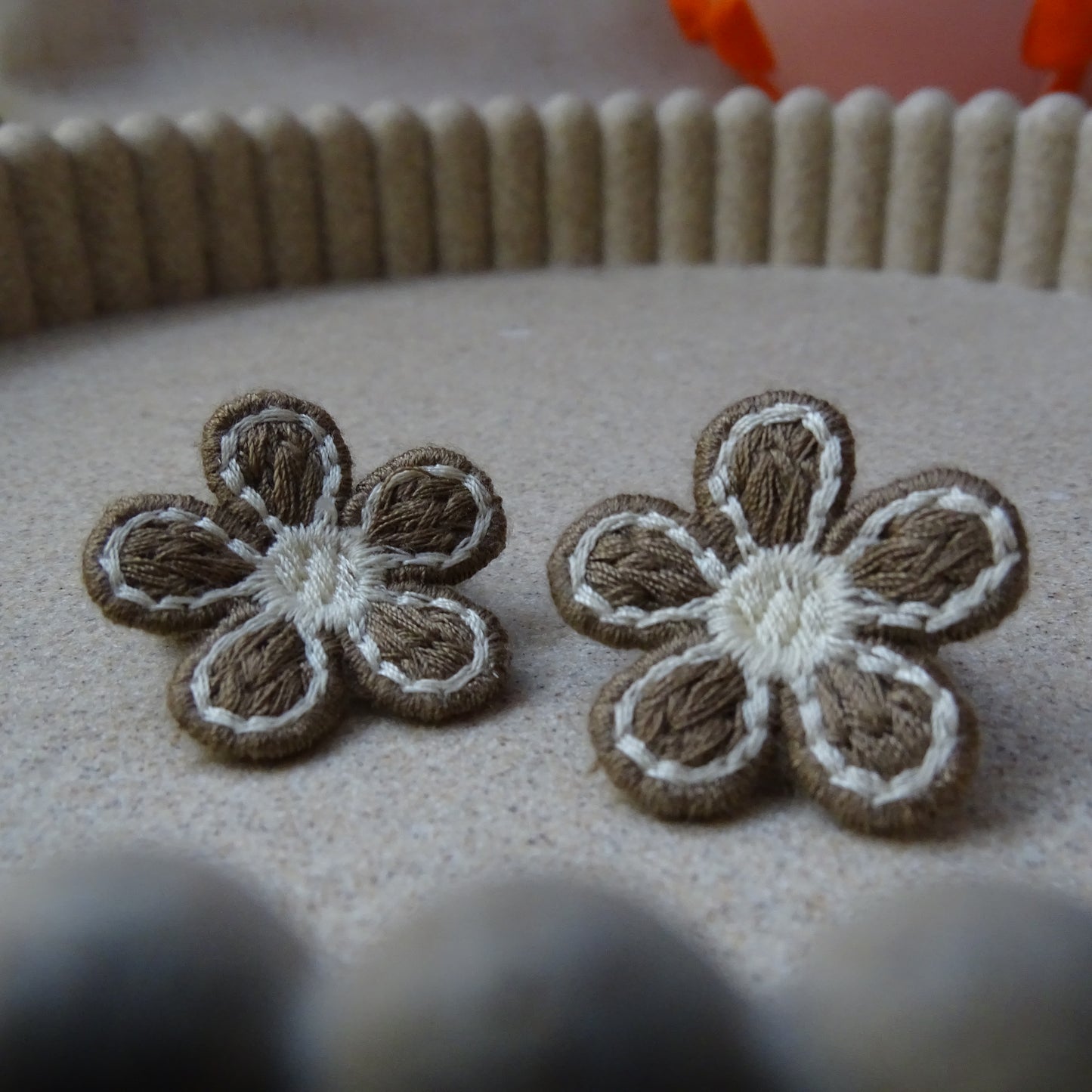 Elastiek | bruine met wit gehaakte bloemen