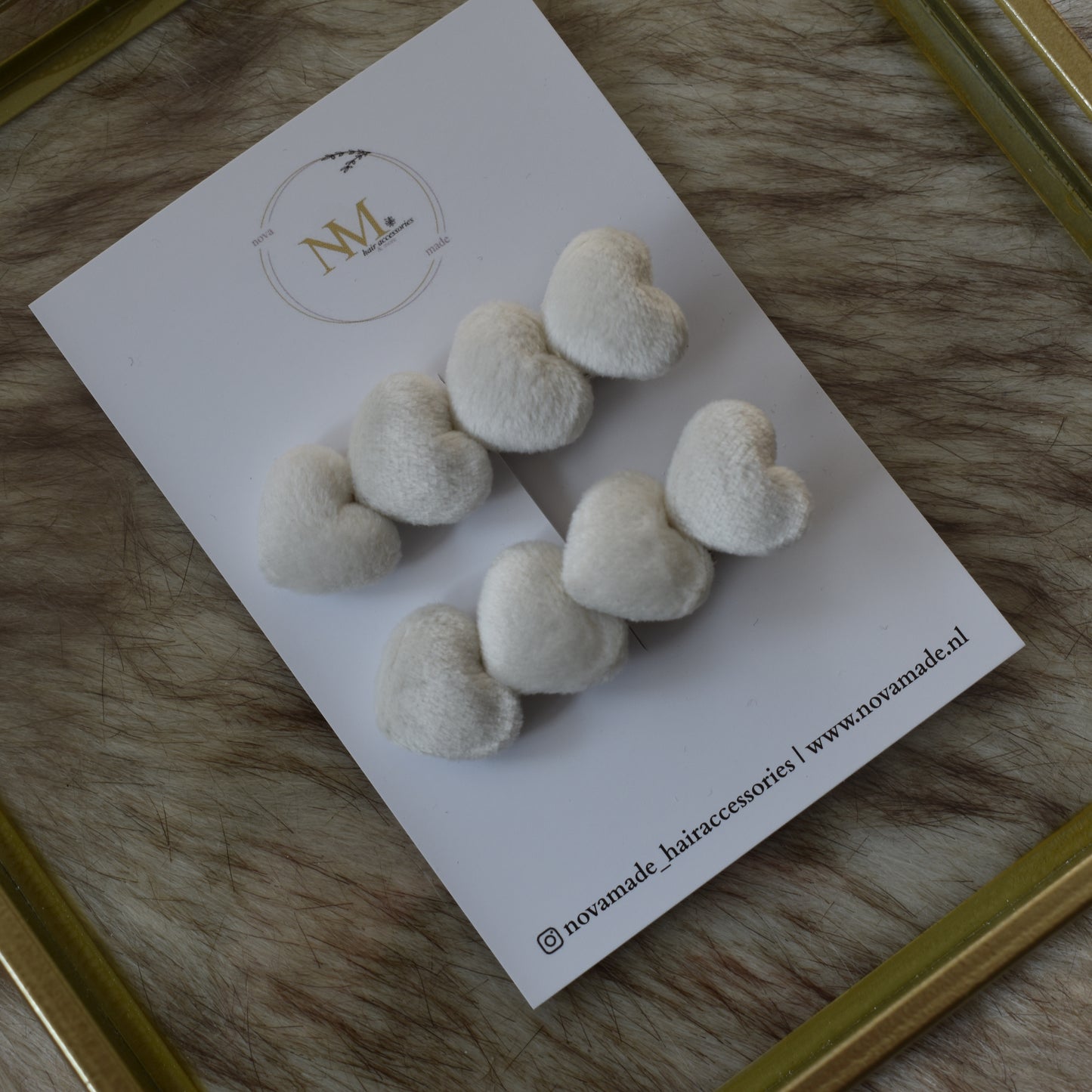 Lovely Wedding | velvet white hearts