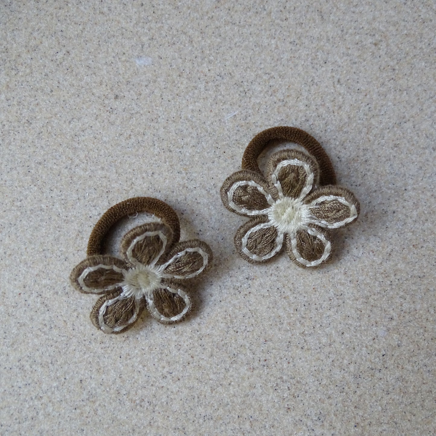 Elastiek | bruine met wit gehaakte bloemen