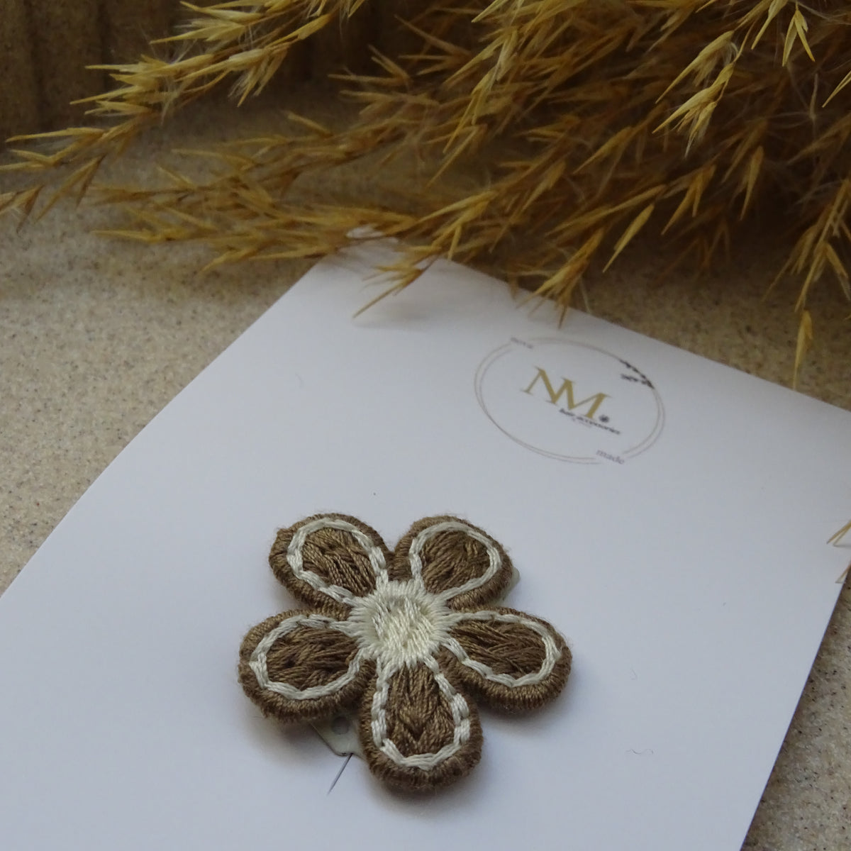 Anti slip | bruin met wit gehaakte bloem