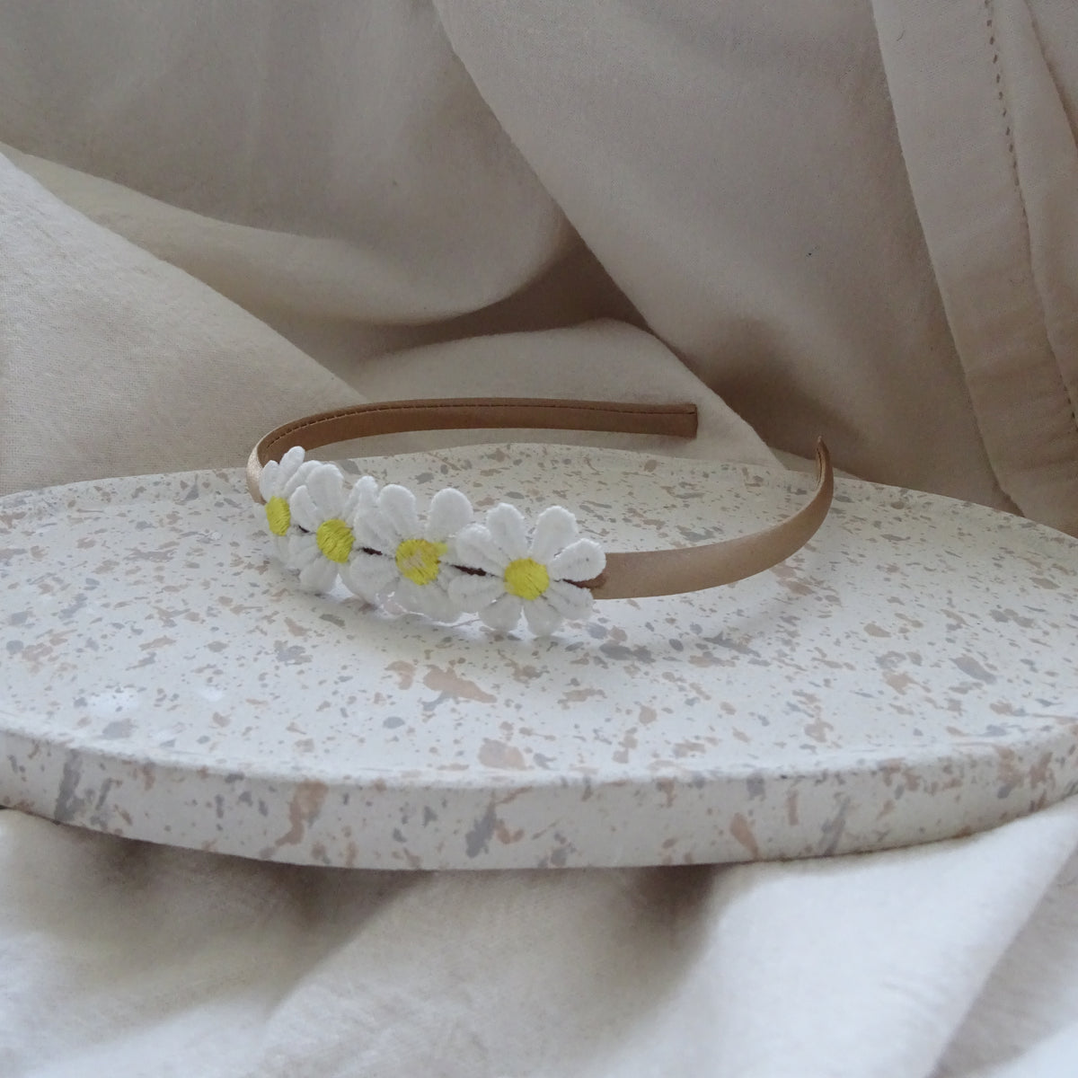 Diadeem | madelief wit/geel