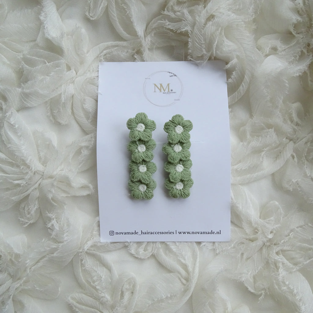 Alligator | fluffy flowers