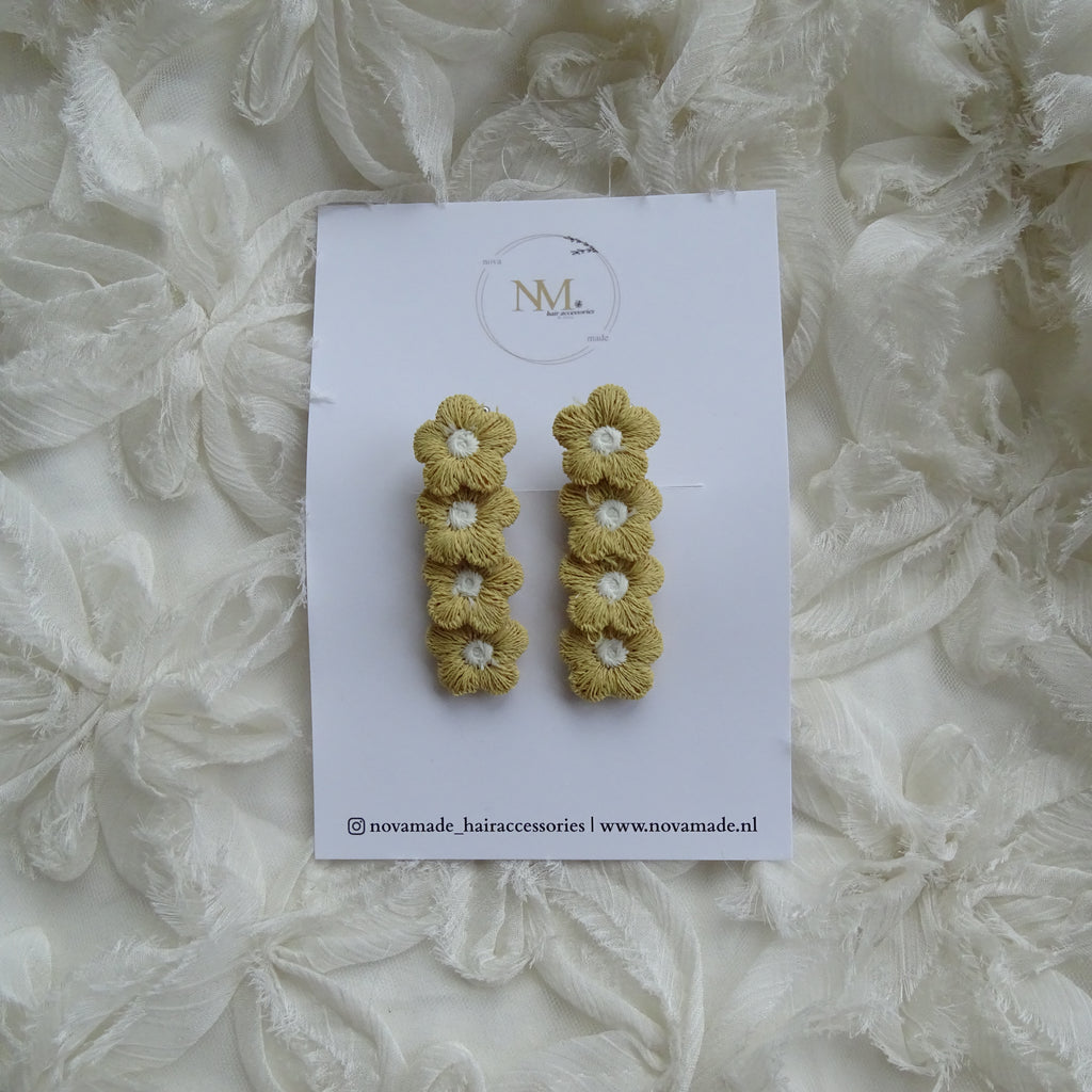 Alligator | fluffy flowers