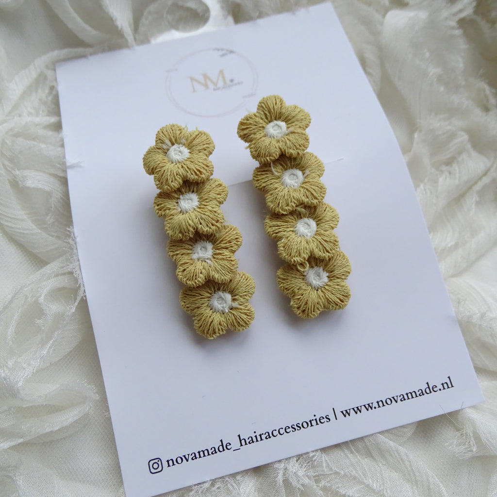 Alligator | fluffy flowers
