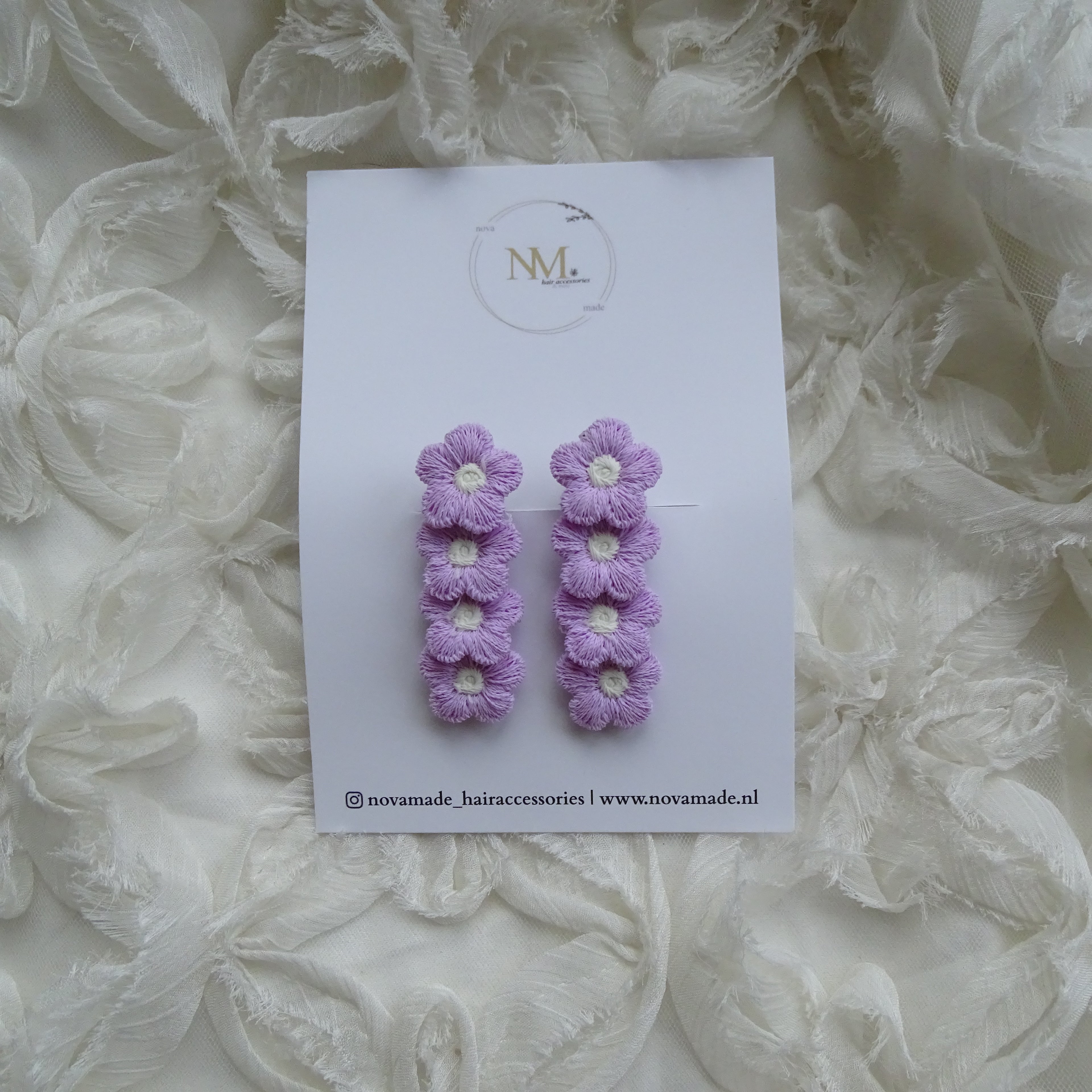 Alligator | fluffy flowers