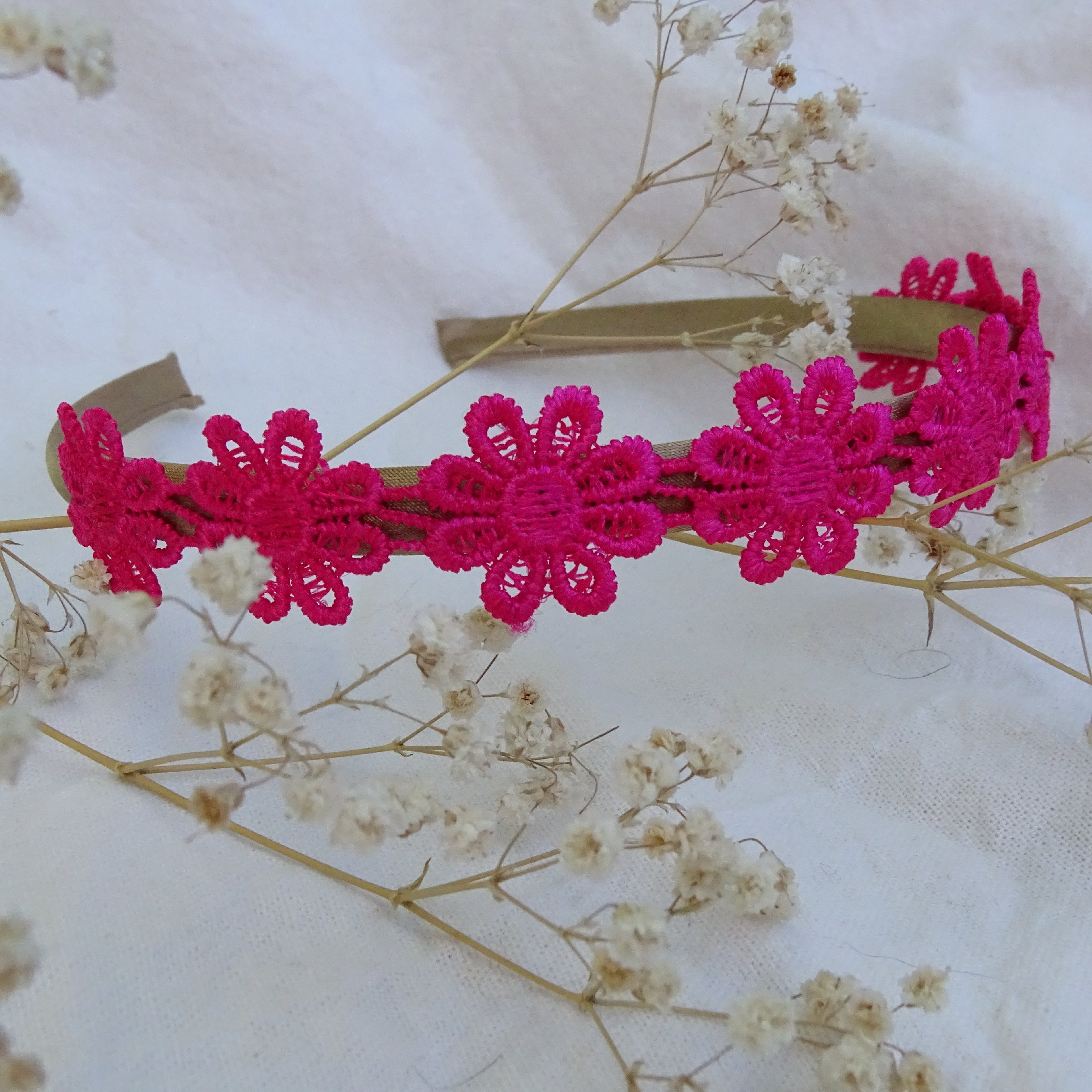 Diadeem - magenta dahlia