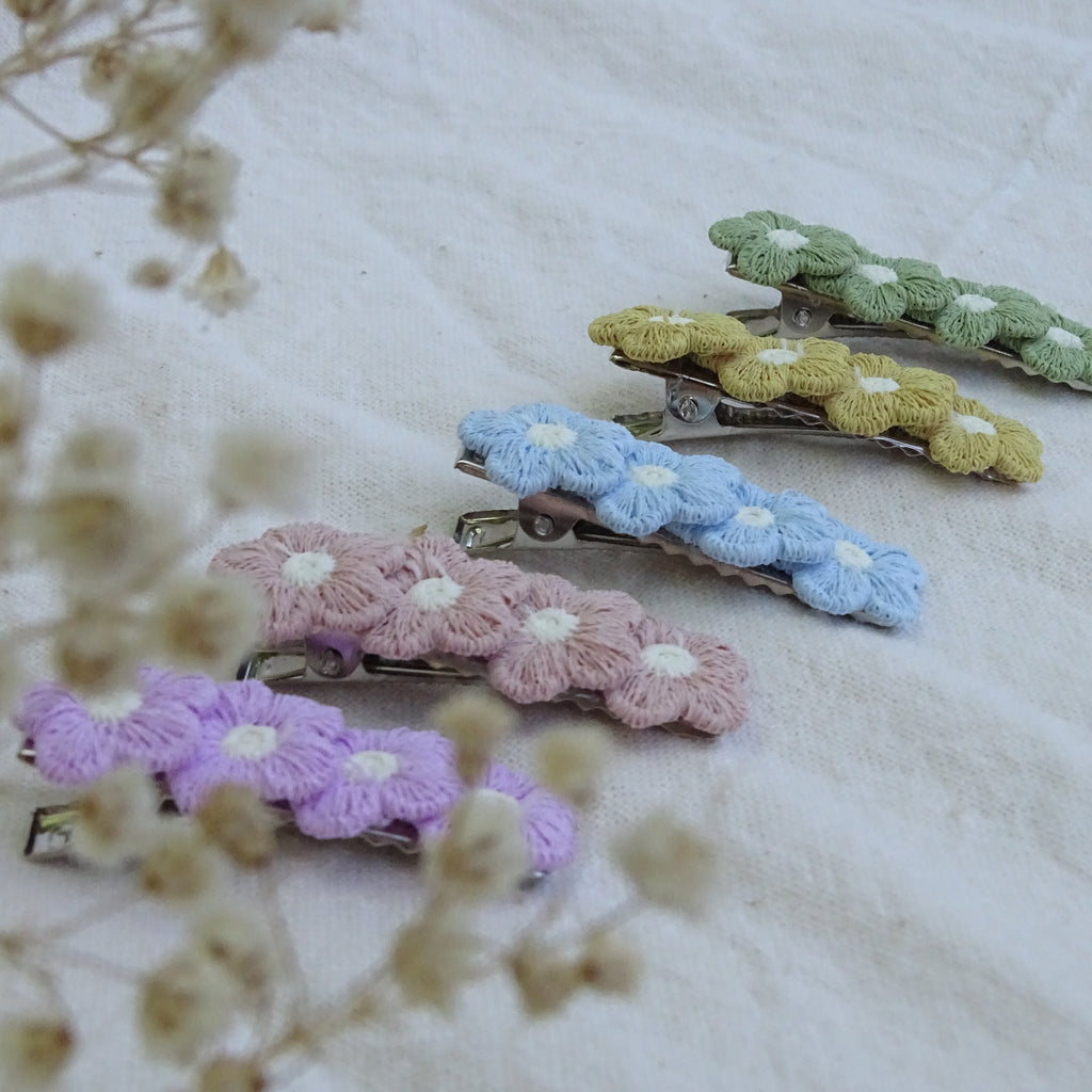 Alligator | fluffy flowers