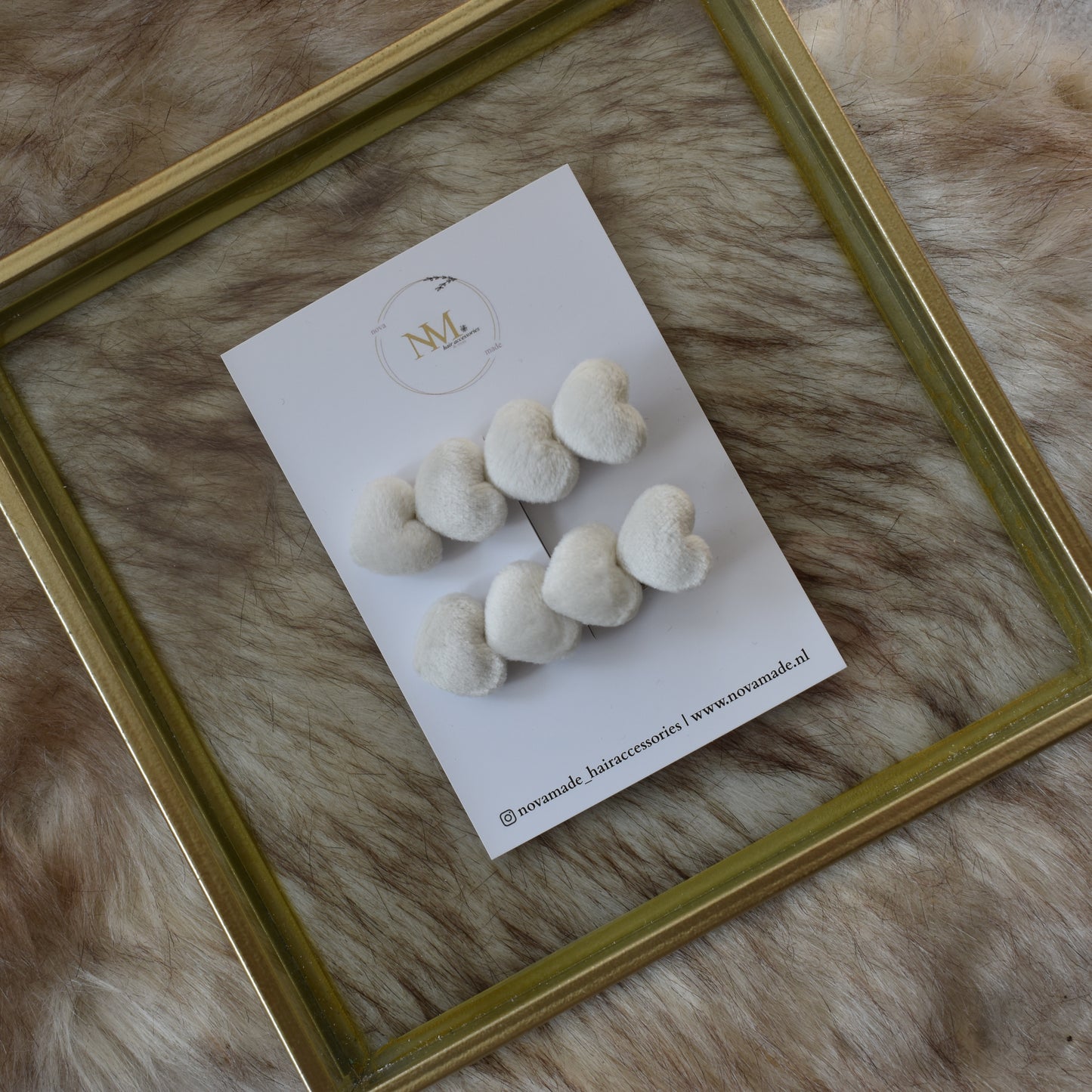 Lovely Wedding | velvet white hearts