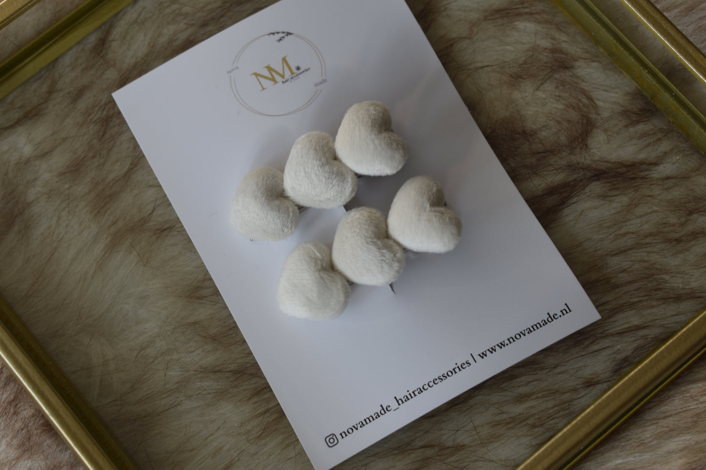 Lovely Wedding | velvet white hearts