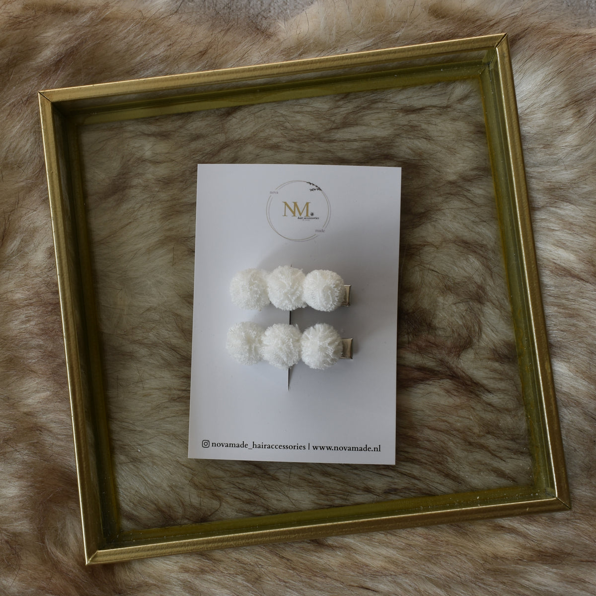 Alligator | white pompoms