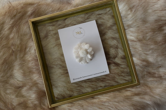 Lovely Wedding | witte wollen bloem