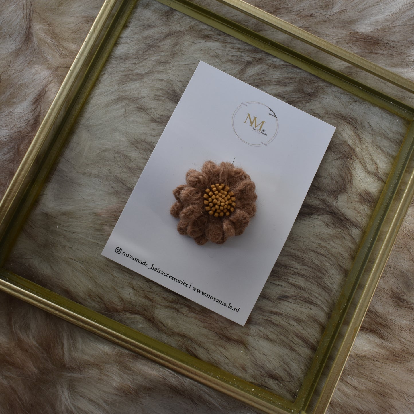 Lovely Wedding | bruine wollen bloem