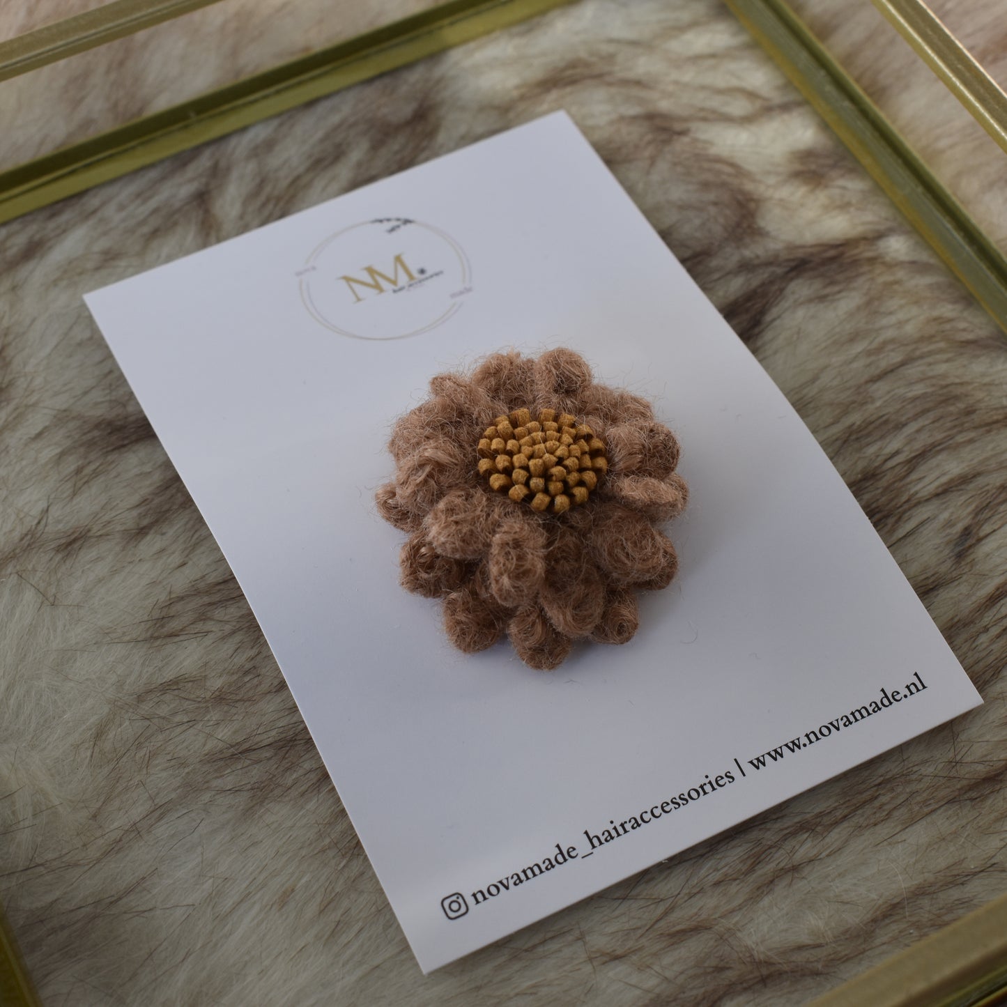 Lovely Wedding | bruine wollen bloem