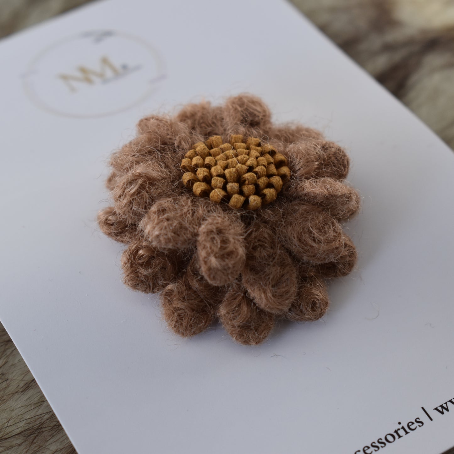 Lovely Wedding | bruine wollen bloem
