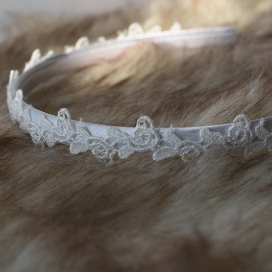 Lovely Wedding | white flowers diadeem